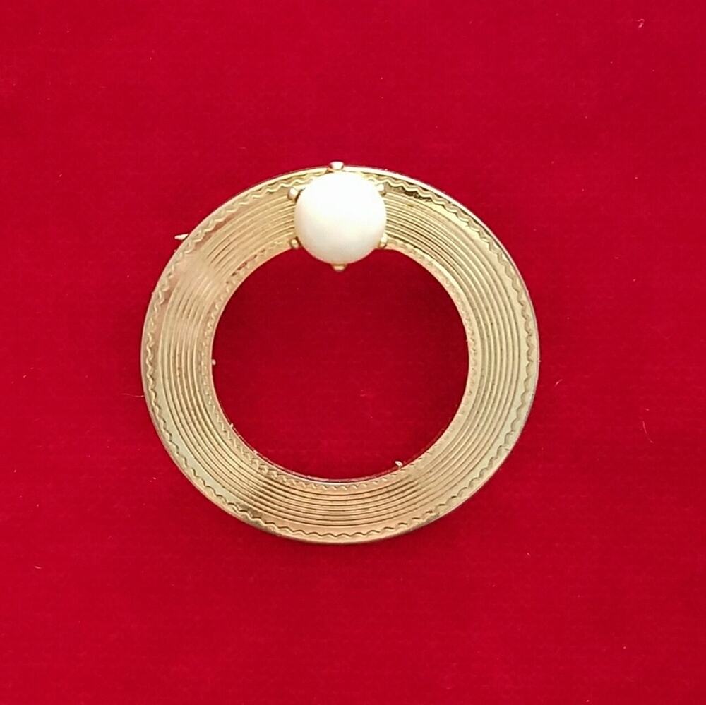 Vtg Mid-Century Faux Pearl Textured Circle Pin Brooch Retro MCM Gold-Tone Lapel